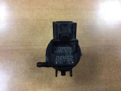 Форсунка омывателя. Toyota: Corolla, Yaris, RAV4, Century, IS300, Matrix, GS450H, Highlander, Prius, Aqua, Scion, IS F, GS300, Previa, Tundra, IS250...