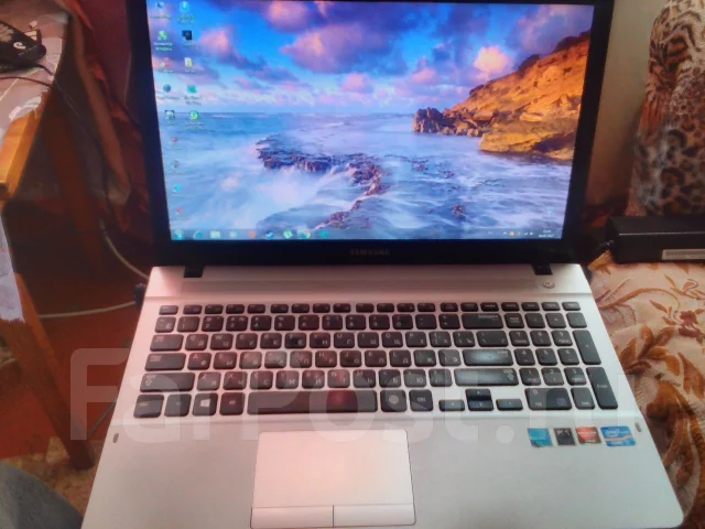 Samsung 300E5E. 15.6", 2,5����, ��� 4 ��, ���� 500���, WiFi: 1, Bluetooth: 1, ����������� �� 2��. ����