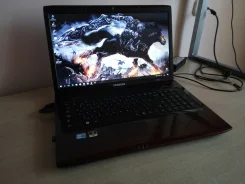Samsung R780. 17.3", 1 599����, ��� 4 ��, ���� 500���, WiFi: 1, Bluetooth: 1, ����������� �� 2��. ����