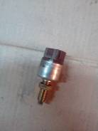 Концевик под педаль тормоза. Toyota: Corolla, Cresta, Verossa, RAV4, Century, Camry Gracia, Granvia, Hiace, Sienna, Sprinter Trueno, Land Cruiser Prad...