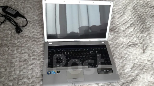 Samsung R730. 17.3", 2,5����, ��� 4 ��, ���� 500���, WiFi: 1, Bluetooth: 1, ����������� �� 2��. ����