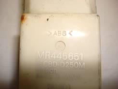 Кнопка управления дверями. Mitsubishi Mirage Mitsubishi Dingo, CQ5A, CQ2A, CQ1A Mitsubishi Dion, CR9W Mitsubishi Pajero, V73W, V75W, V78W