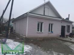 Дом с землей в центре с. Романовка. Ул. Парковская, р-н с.Романовка, площадь дома 50 кв. м., скважина, электричество 15 кВт, отопление твердотопливное...