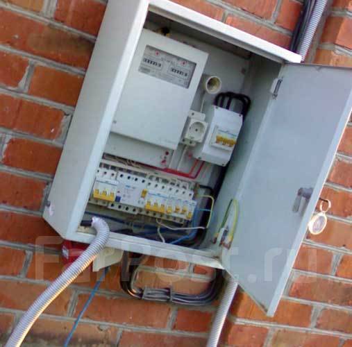 Электрощиток в гараже на 380 вольт. Распределительный щит на 220 вольт в гараже. Щит учёта 220в меркурий. Заземление 380 вольт. Эл щиток 380 в гараж.