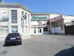Сдаются в аренду торговые и складские помещения возле автовокзала. 450 кв. м., проспект Находкинский 5д, р-н центр. Дом снаружи