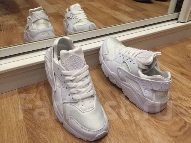 Nike air clearance huaraches triple white