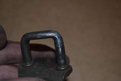 Петля замка багажника Subaru Forester SG5, SG9. Subaru R1, RJ2, RJ1 Subaru Forester, SG5, SG9, SG9L Двигатели: EN07D, EN07E, EN07X, EJ203, EJ202, EJ20...