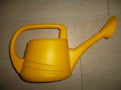 Лейки садовые.
