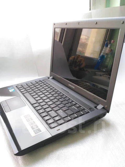 Samsung R440. 14", 2,5����, ��� 8 ��, ���� 320���, WiFi: 1, Bluetooth: 1, ����������� �� 2��. ����