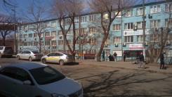 Офисное помещение на съезде с Золотого моста, первый этаж. 55 кв. м., улица Калинина 42, р-н Чуркин. Дом снаружи