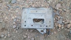 Кронштейн под аккумулятор. Honda Legend, KB1, KB2, DBA-KB2, DBA-KB1, DBAKB1, DBAKB2 Acura RL Двигатели: J37A3, J35A8, J35A, J37A, J37A2