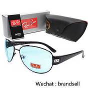 Очки Ray-Ban.