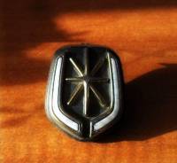 Эмблема решетки. Toyota Cresta, JZX90 Toyota Mark II, GX90, JZX90, LX90, JZX91, JZX93, SX90 Toyota Chaser, JZX90 Двигатели: 2LTE, 2JZGE, 4SFE, 1JZGTE...