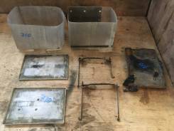 Крепление аккумулятора. Nissan Caravan Elgrand, AVWE50, ALWE50, AVE50, ALE50 Nissan Homy Elgrand, ALE50, AVWE50, AVE50, ALWE50 Nissan Elgrand, ATE50...