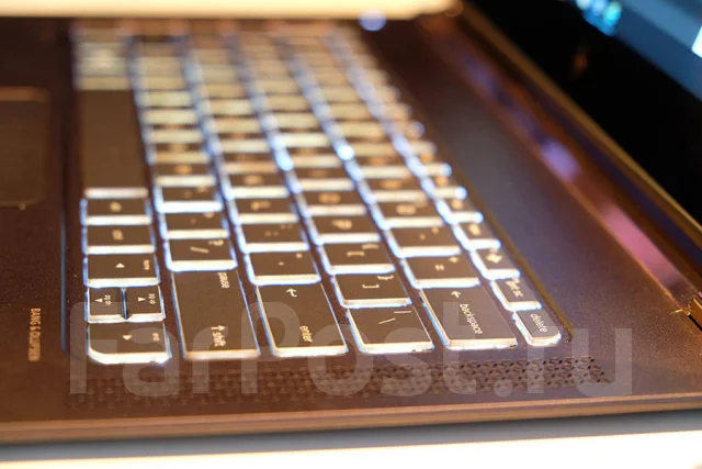 HP Spectre 13. 13.3", 3 100����, ���� 960���, WiFi: 1, Bluetooth: 1, ����������� �� 11��. ����