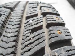 Kumho I'Zen KW22. Зимние, шипованные, износ: 20%, 2 шт