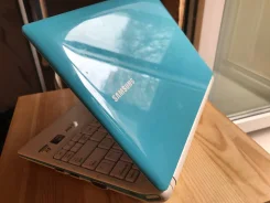 Samsung N150 Plus. 10.1", 1,6����, ��� 2048 ��, ���� 250���, WiFi: 1, Bluetooth: 1, ����������� �� 3��. ����
