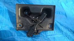 Крепление аккумулятора. Infiniti M25 Infiniti M35, Y50 Nissan Fuga, GY50, PNY50, PY50, Y50 Двигатель VQ35DE