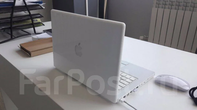Apple MacBook. 13.3", 2,1����, ��� 3072 ��, ���� 120���, WiFi: 1, Bluetooth: 1, ����������� �� 10��. ����
