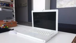 Apple MacBook. 13.3", 2,1����, ��� 3072 ��, ���� 120���, WiFi, Bluetooth, ����������� �� 10��. ����