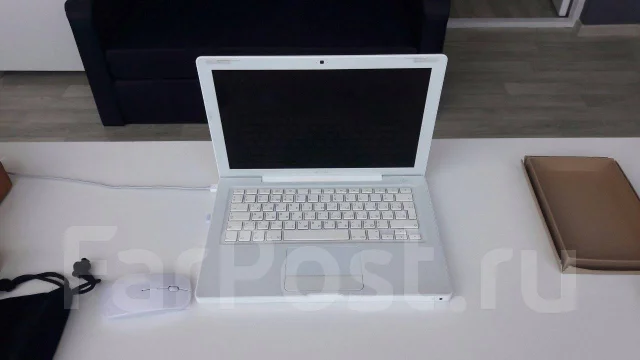 Apple MacBook. 13.3", 2,1����, ��� 3072 ��, ���� 120���, WiFi: 1, Bluetooth: 1, ����������� �� 10��. ����