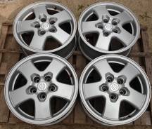 Nissan. 7.0x16, 5x114.30, ET40, ЦО 66,1 мм.