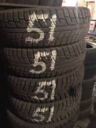 Kumho I'Zen KW22. Зимние, шипованные, износ: 20%, 4 шт