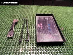 Крепление аккумулятора. Suzuki Jimny, JB33W, JB43W Suzuki Jimny Wide, JB33W, JB43W Двигатели: G13B, M13A
