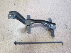 Крепление аккумулятора. Toyota Harrier, MHU38, MHU38W Toyota Harrier Hybrid, MHU38W Lexus RX400h, MHU38