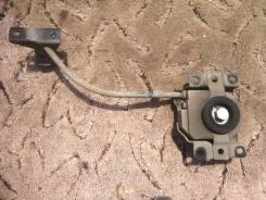 Крепление запасного колеса. Toyota Wish, ANE11, ZNE10, ANE10, ZNE14, ANE10G, ZNE14G, ZNE10G, ANE11W Двигатели: 1ZZFE, 1AZFSE, D4, 1AZFE
