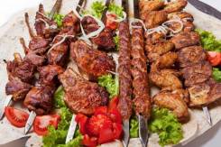 Колбасы и мясные деликатесы.