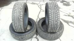Kumho I'Zen KW22. Зимние, шипованные, износ: 5%, 4 шт