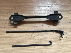 Крепление аккумулятора. Toyota: Origin, Crown, Mark II Wagon Blit, Mark II, Aristo, Progres, IS200, Verossa, Celsior Двигатели: 2JZGE, 4GRFSE, 1JZFSE...