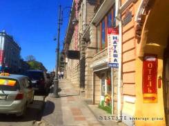 1-ая линия Цоколь, — 160 м2, Клуб, Кальянная, без комиссии!. 160 кв. м., проспект Океанский 28, р-н Центр. Дом снаружи
