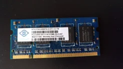 SO-DIMM DDR2.