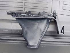 Кожух ручки ручника. Toyota Land Cruiser, UZJ200W, J200, GRJ200, URJ200, URJ202, UZJ200, VDJ200, URJ202W Двигатели: 1VDFTV, 1URFE, 3URFE, 1GRFE, 2UZFE