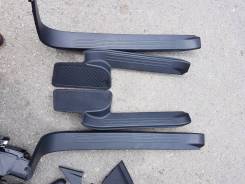 Порог пластиковый. Toyota Land Cruiser, UZJ200W, J200, GRJ200, URJ200, URJ202, UZJ200, VDJ200, URJ202W Двигатели: 1VDFTV, 1URFE, 3URFE, 1GRFE, 2UZFE