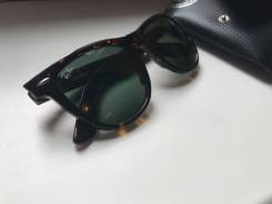 Очки Ray-Ban.