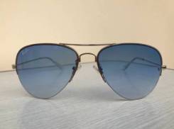 Очки Ray-Ban.