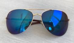 Очки Ray-Ban.