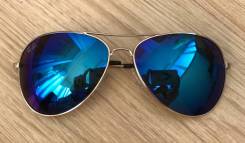 Очки Ray-Ban.