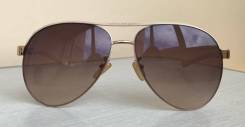 Очки Ray-Ban.