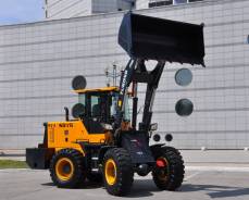 Shantui SL30W. Фронтальный погрузчи Yugong 933 со склада в г. Благовещенске, 6 500 куб. см., 3 000 кг.