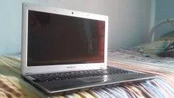 Samsung RV511. 15.6", 2,3����, ��� 4 ��, ���� 250���, WiFi, Bluetooth, ����������� �� 3��. ����