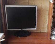 LG. 17" (43 см), технология LCD (ЖК)