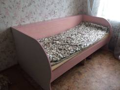 Кровати односпальные.