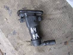 Форсунка омывателя. Audi A4, 8EC, 8ED Audi S4, 8EC, 8ED Двигатели: ALT, ALZ, ASB, AUK, AWA, BBJ, BBK, BCZ, BDG, BFB, BGB, BHF, BKE, BKH, BKN, BLB, BMN...