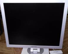 Samsung. 19" (48 см), технология LCD (ЖК)