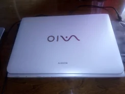 Sony VAIO SVE. 15.6", 2,4����, ��� 4 ��, ���� 300���, WiFi: 1, Bluetooth: 1, ����������� �� 1��. ����