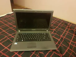 Samsung R428. 14", 2����, ��� 4 ��, ���� 500���, WiFi: 1, Bluetooth: 1, ����������� �� 3��. ����